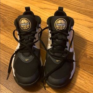 Nike team hustle D9 shoes. Good used condition